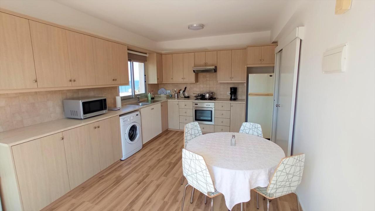 5 Min To The Beach Holiday Shared Apartment Incl Netflix - Private Room In 3 Bdr Apt Larnaca Ngoại thất bức ảnh