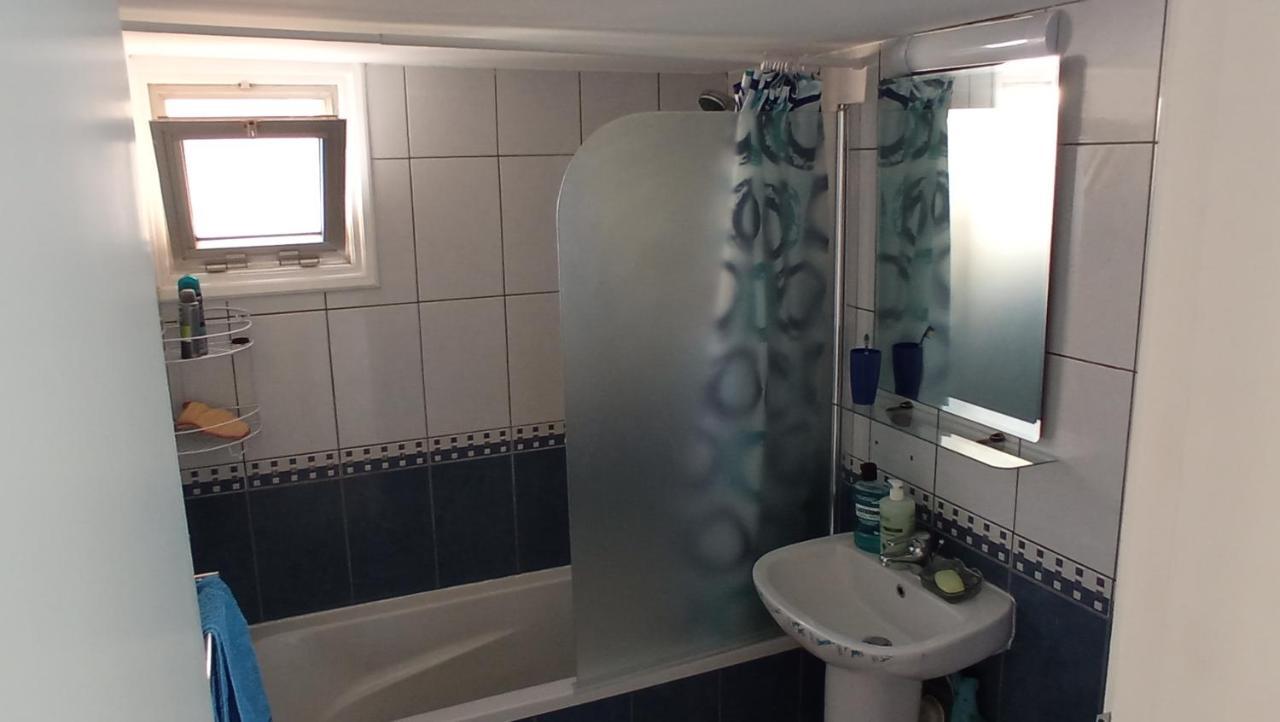 5 Min To The Beach Holiday Shared Apartment Incl Netflix - Private Room In 3 Bdr Apt Larnaca Ngoại thất bức ảnh
